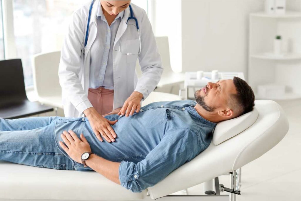 Durante la exploración física, el médico revisa la zona inguinal, incluyendo escroto y testículos, mientras estás recostado.