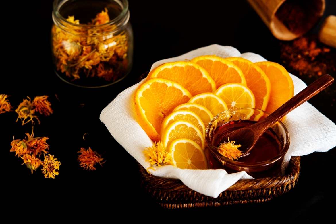 Algunas culturas asiáticas creen que comer naranjas con miel en Año Nuevo atraerá fortuna, riqueza y dinero.