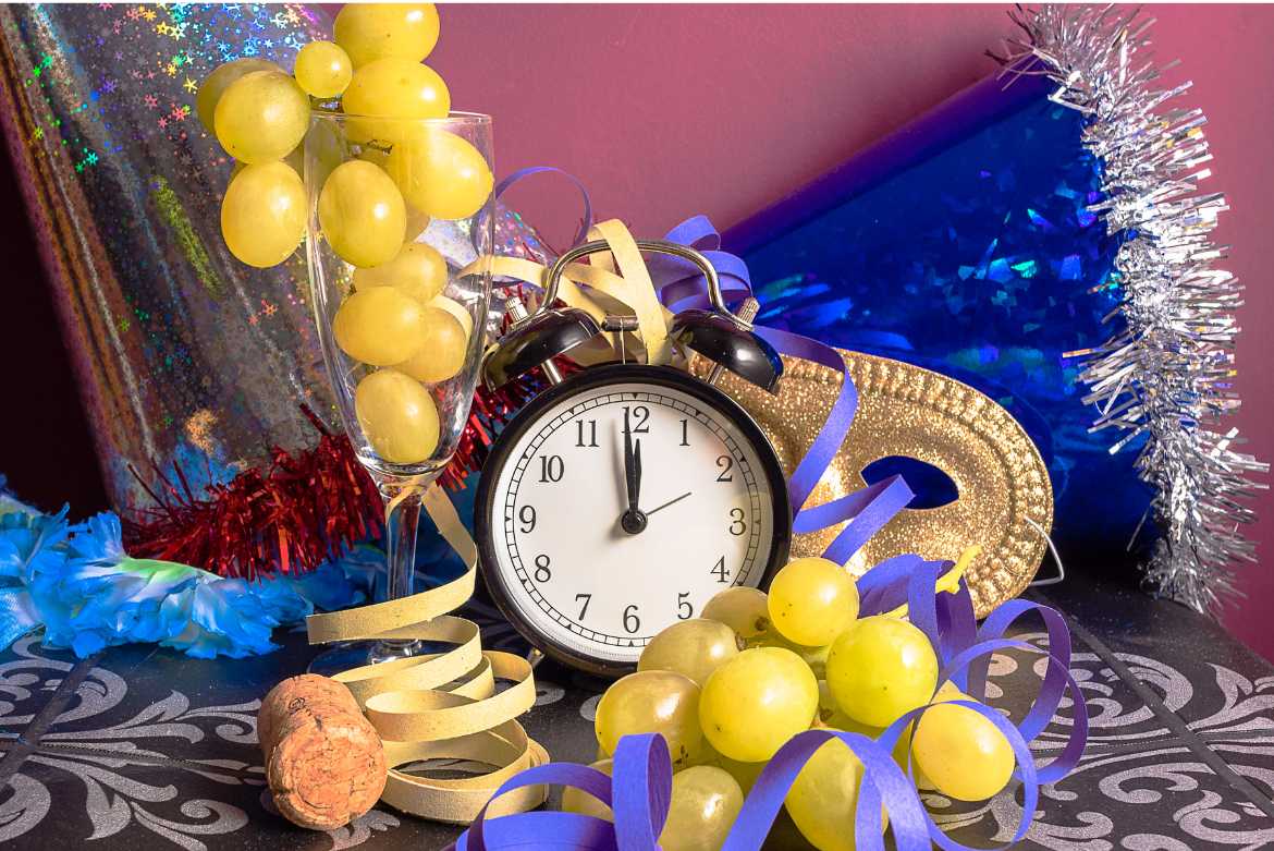 Comer 12 uvas, mientras pides 12 deseos, a las 12 horas, es uno de los rituales más famosos del mundo, y obvio no puede faltar en tu cena de Año Nuevo para atraer la buena suerte abundancia.