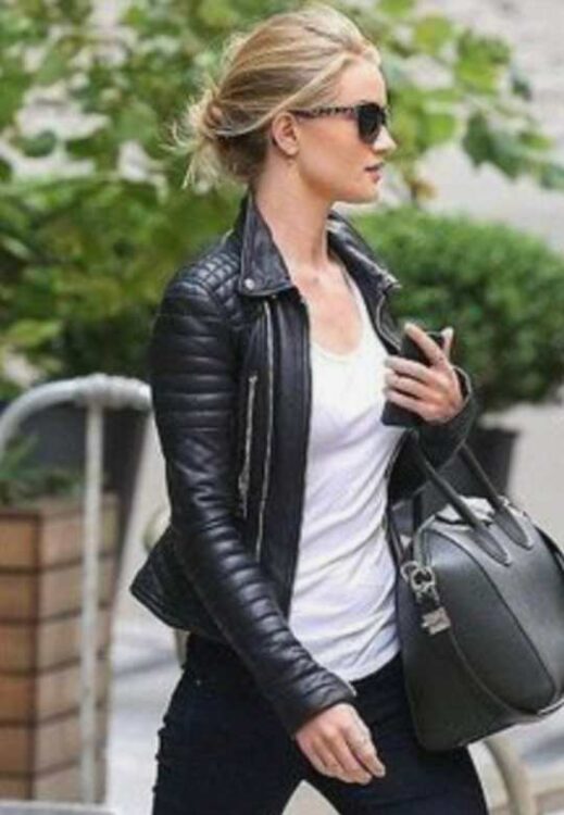 El look de invierno ideal para una date está conformado por una leather jacket negra, blusa de cuello blanca o gris, pantalón negro y botines.