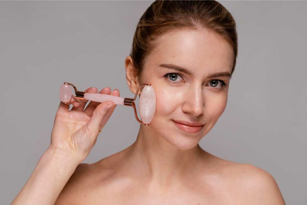 Los masajeadores faciales son uno de los gadgets de belleza primordiales para reducir la tensión en el rostro. 