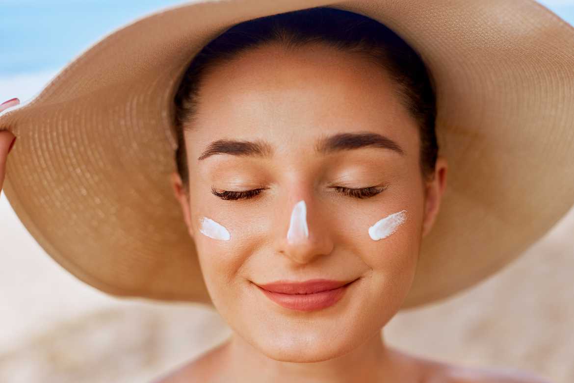El uso de protector solar no es el único consejo, existen otras recomendaciones para cuidados de tu piel al ir a la playa. 