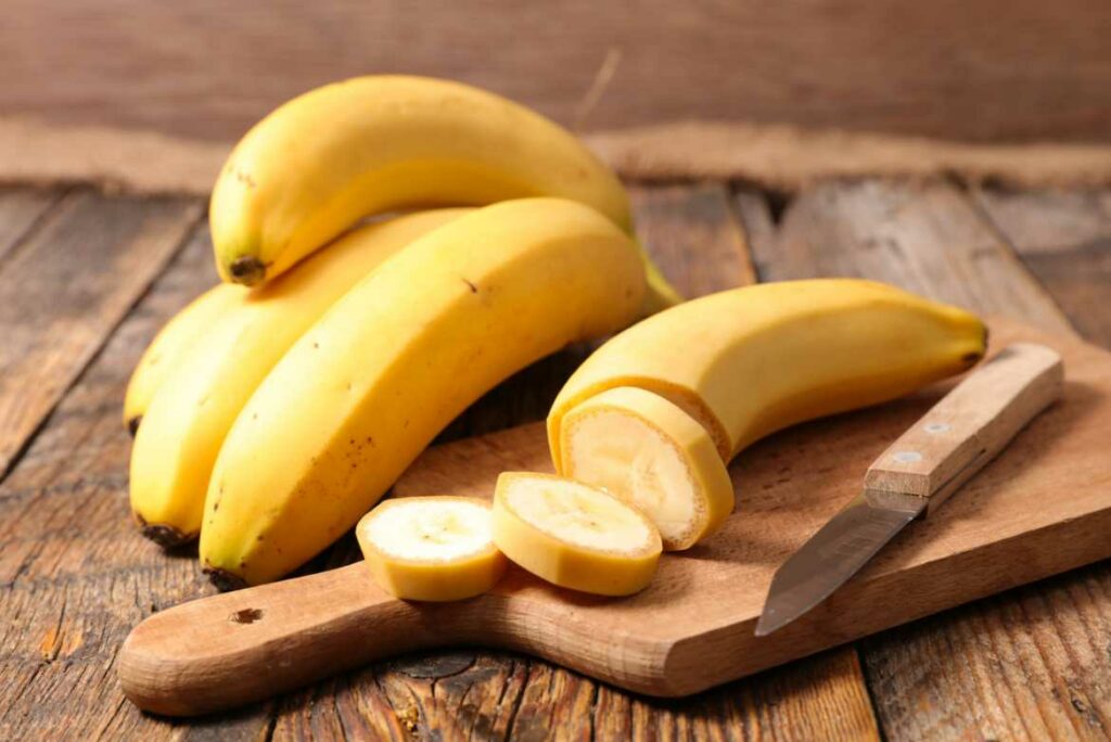 El plátano contiene potasio, mineral que ayuda a reducir la presión arterial.