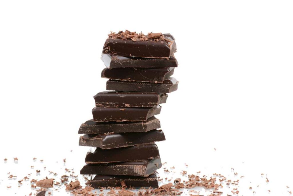 El chocolate oscuro contribuye a producir óxido nítrico, gas que está relacionado con relajar los vasos sanguíneos y, por ende, reducir la presión arterial.  