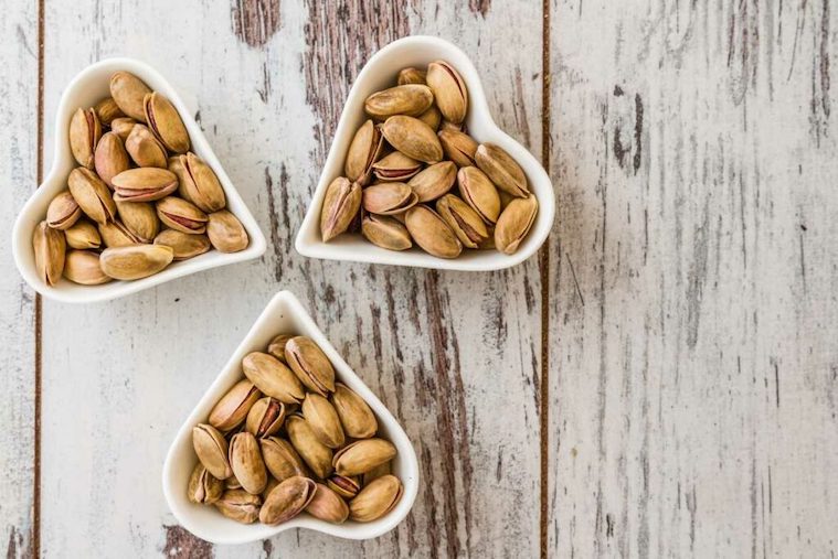 Un puñado de pistaches te aportan fibra y proteína, dos nutrimentos que contribuyen a la saciedad. 