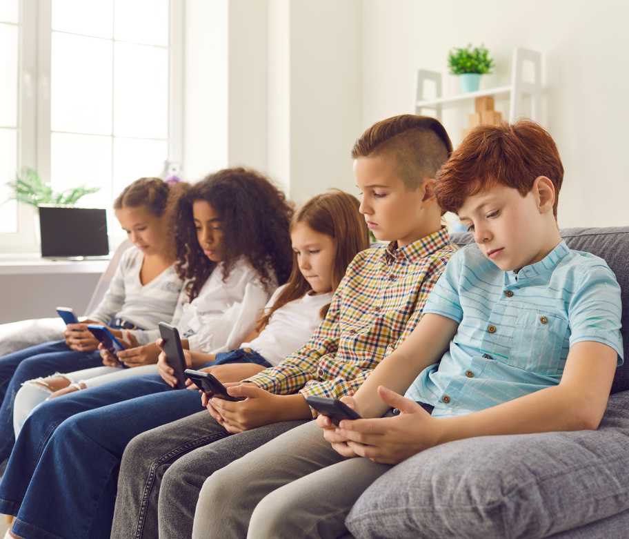 Las herramientas digitales que generan mayor interconectividad entre las personas son las redes sociales, donde los niños de la Generación Alfa utilizan más de cuatro en promedio.