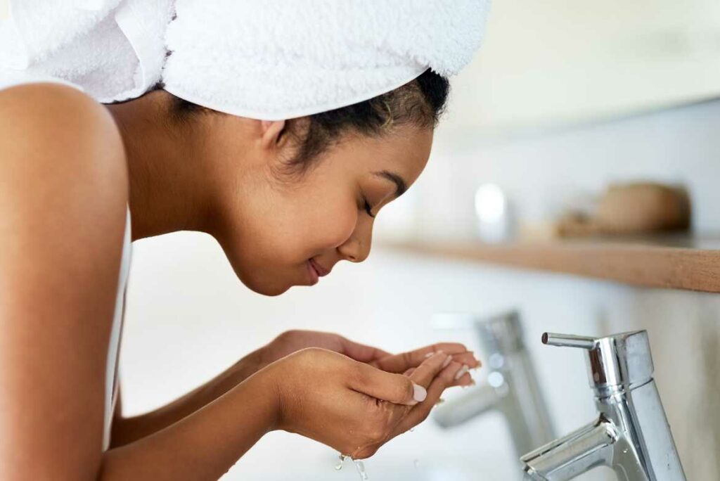 Para evitar el exceso de grasa en la piel latina se aconseja usar algún gel limpiador suave. 
