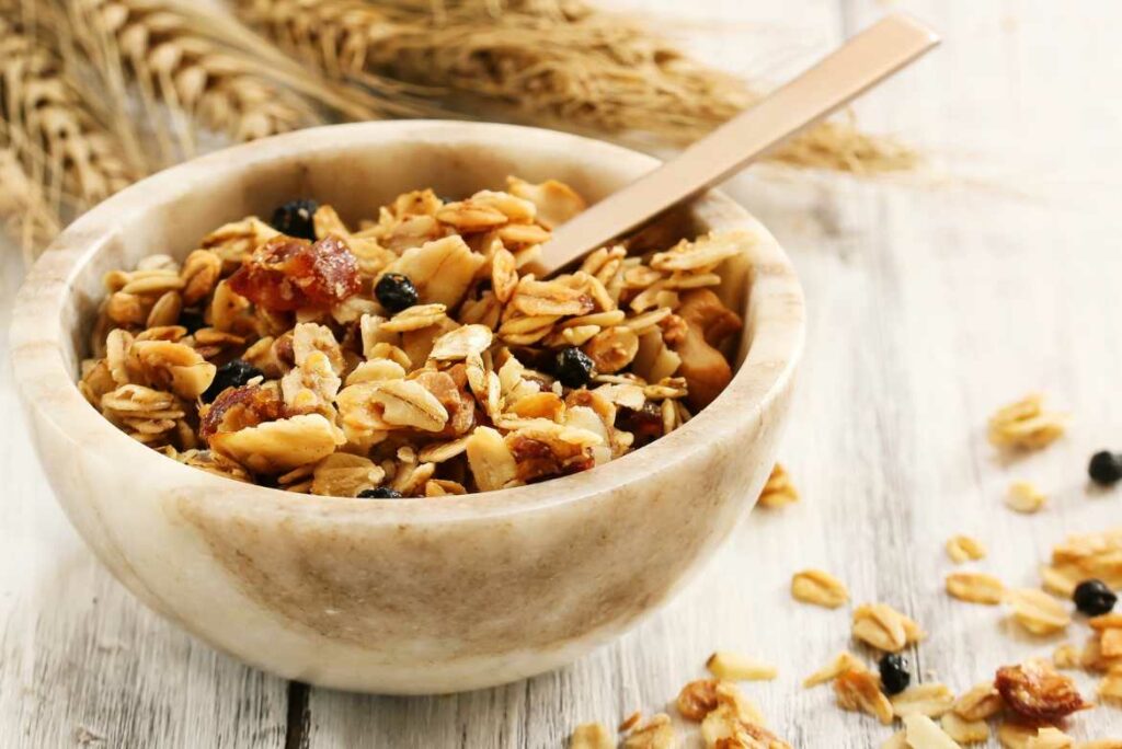 La granola es conocida por su alto contenido en proteínas esenciales, útiles para mantener una buena salud ósea.