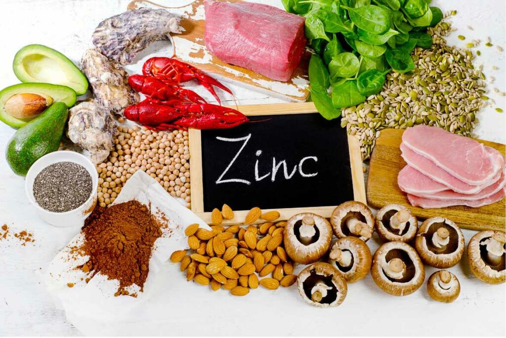Entre los beneficios del zinc destacan que es un mineral esencial para el cuerpo humano, fortalece el sistema inmunológico, ayuda a la síntesis de proteínas y el mantenimiento de la salud de la piel.