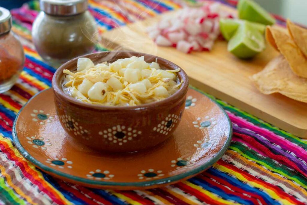 Otra de las recetas de cocina mexicanas sanas para este 15 de septiembre es el pozole de pollo, el platillo mexicano por excelencia,