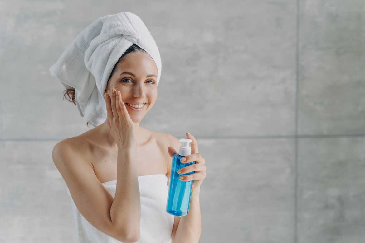 El agua micelar para la cara se ha convertido en uno de los productos de belleza más populares para cuidar tu piel.