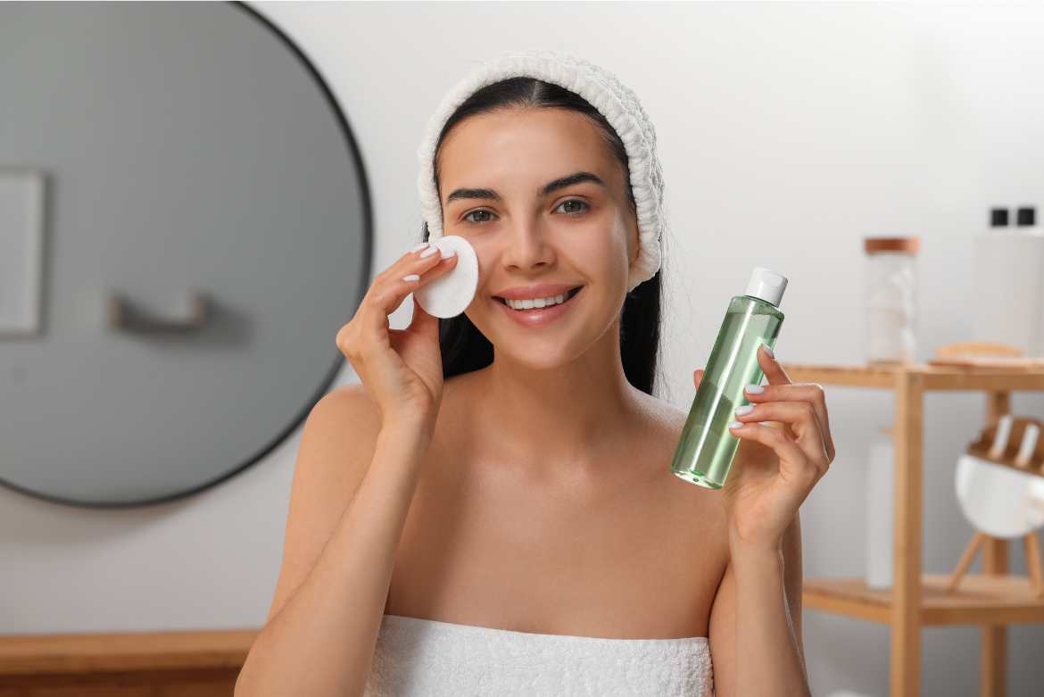 El agua micelar en la cara sirve para hidratar, desmaquillar o limpiar tu piel.