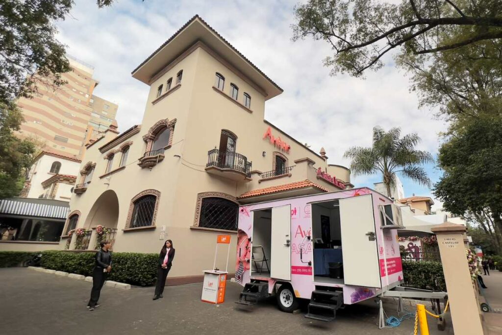 Casa Rosa ofrece una amplia variedad de actividades gratuitas para los asistentes, para prevenir o detectar el cáncer de mama.