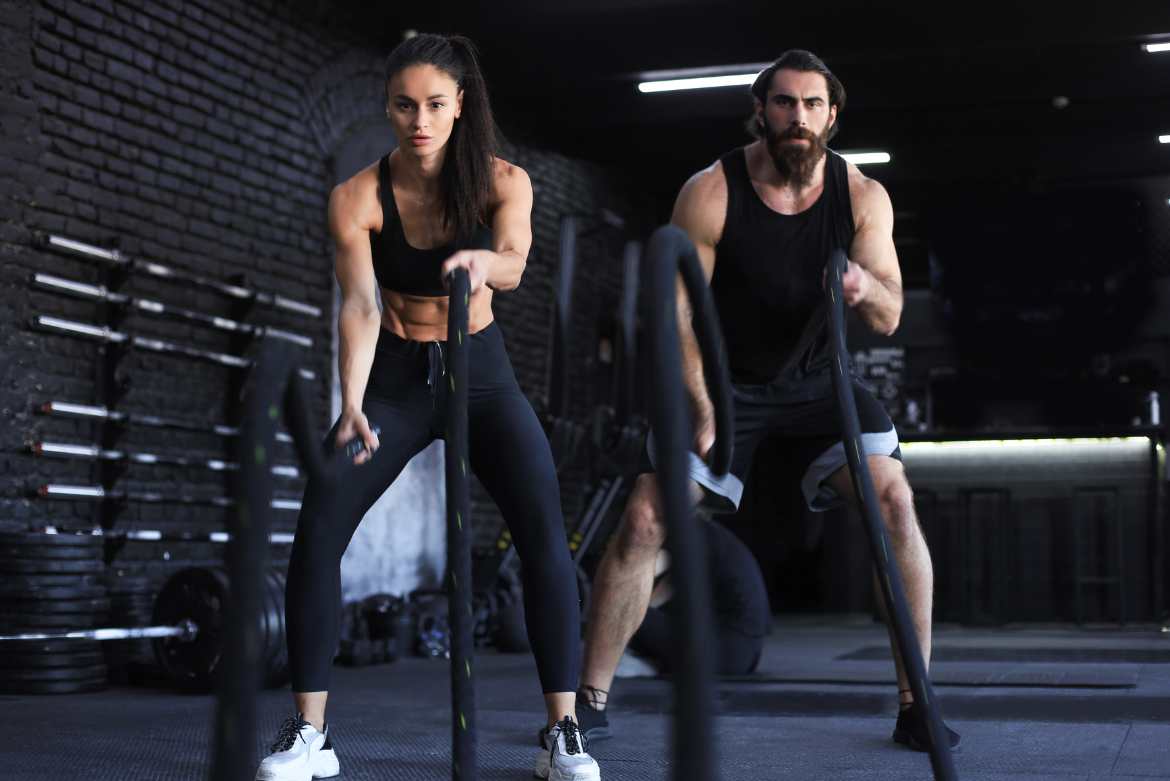 Al entrenar la fuerza se incluye ejercicios que trabajan todos los grupos musculares, para lograr más que solo un abdomen marcado.