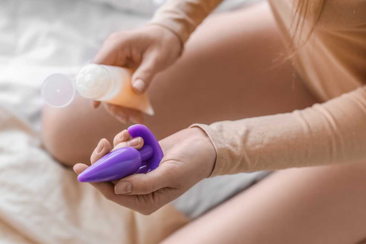 El lubricante femenino es un producto diseñado para ayudar a reducir la fricción durante las relaciones sexuales al proporcionar humedad adicional a la zona vaginal.