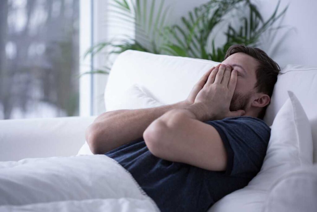 Los síntomas de la parálisis de sueño pueden variar, y van  desde una sensación de opresión en el pecho, hasta alucinaciones visuales y auditivas que pueden ser aterradoras. 