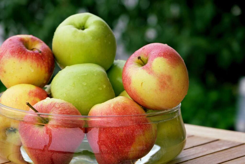 Las manzanas no solo agregan un toque de dulzura natural a tu avena, sino que también están llenas de nutrimentos y son ricas en antioxidantes.