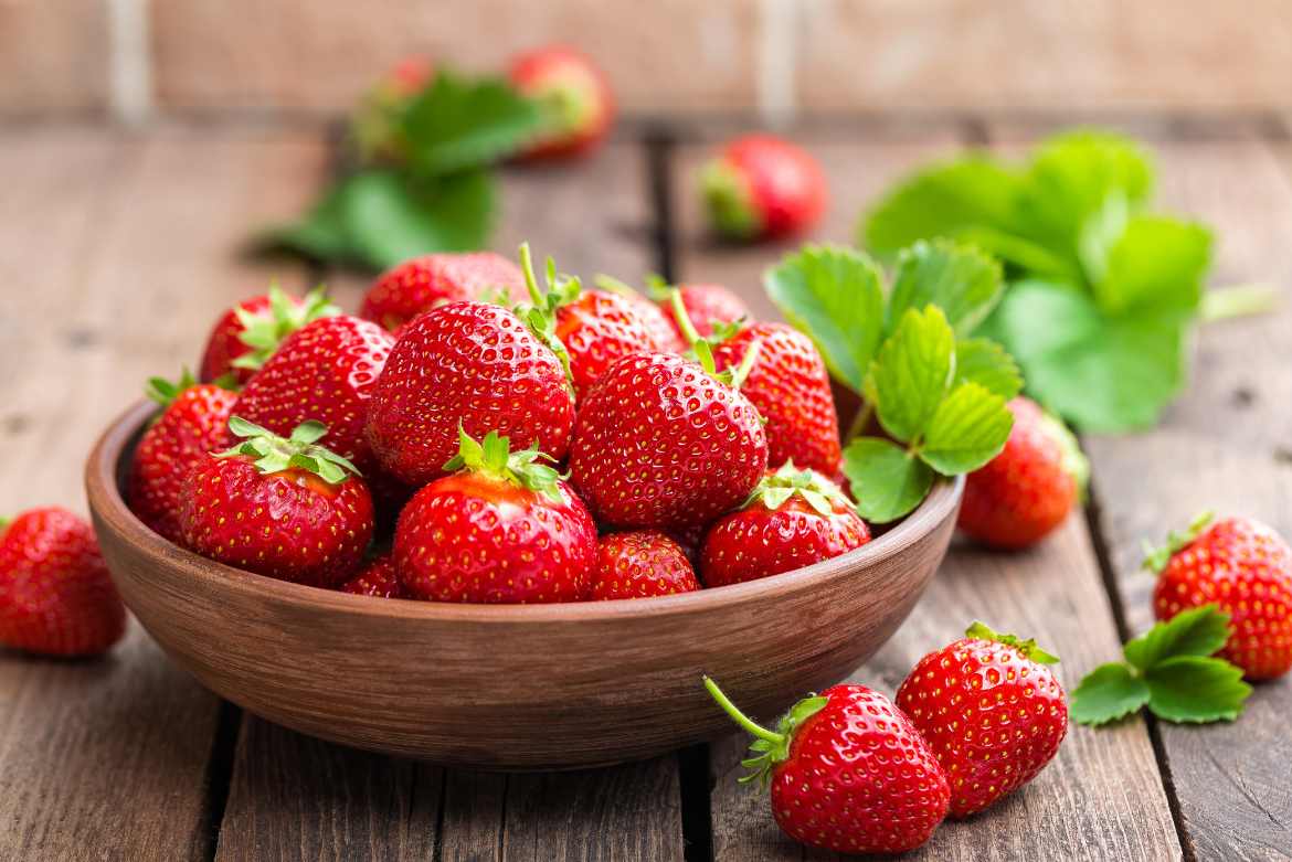 Las fresas son frutas para bajar de peso, llenas de vitaminas y minerales.