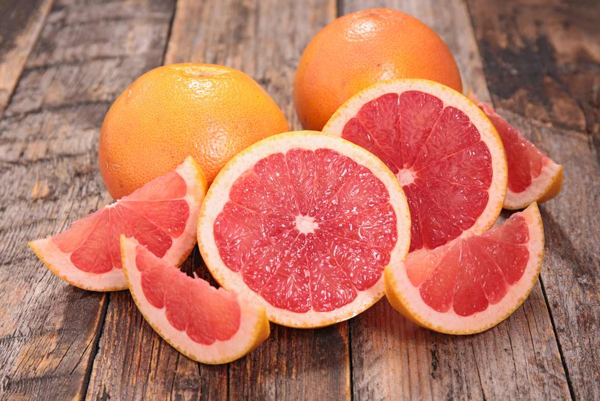 Este fruto tiene altos niveles de fibra y es bajo en calorías, que la convierten en una fruta ideal para bajar de peso.