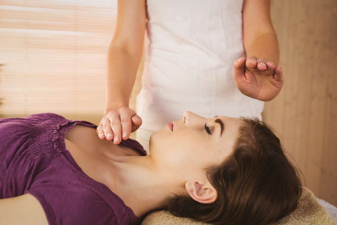 La Terapia Reiki es una práctica japonesa de sanación basada en la transmisión de energía universal a través de las manos. 